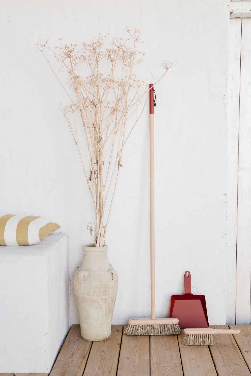 balai-artisanal-exterieur-rouge