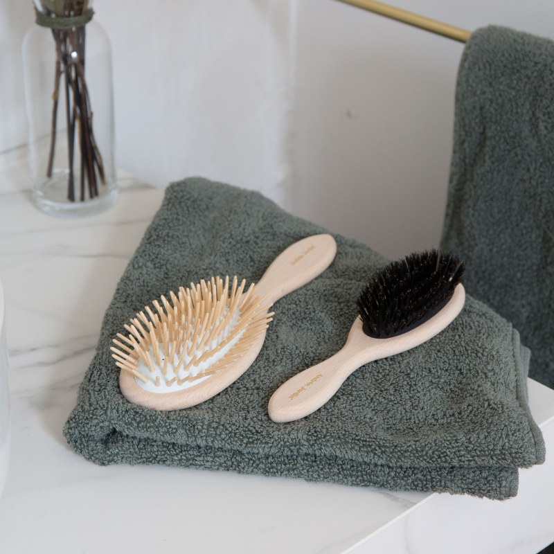 Detangling hair brush