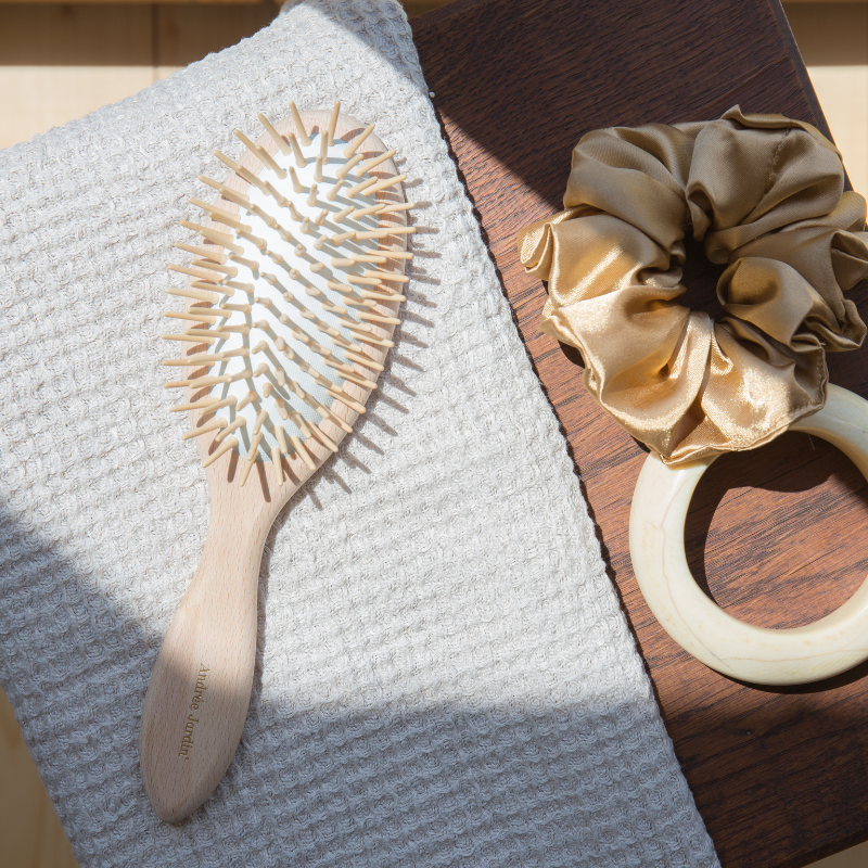 Detangling hair brush