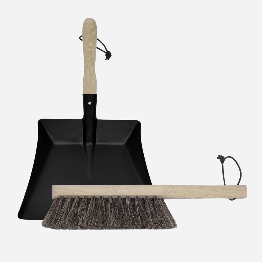 Metal dustpan with beechwood handle