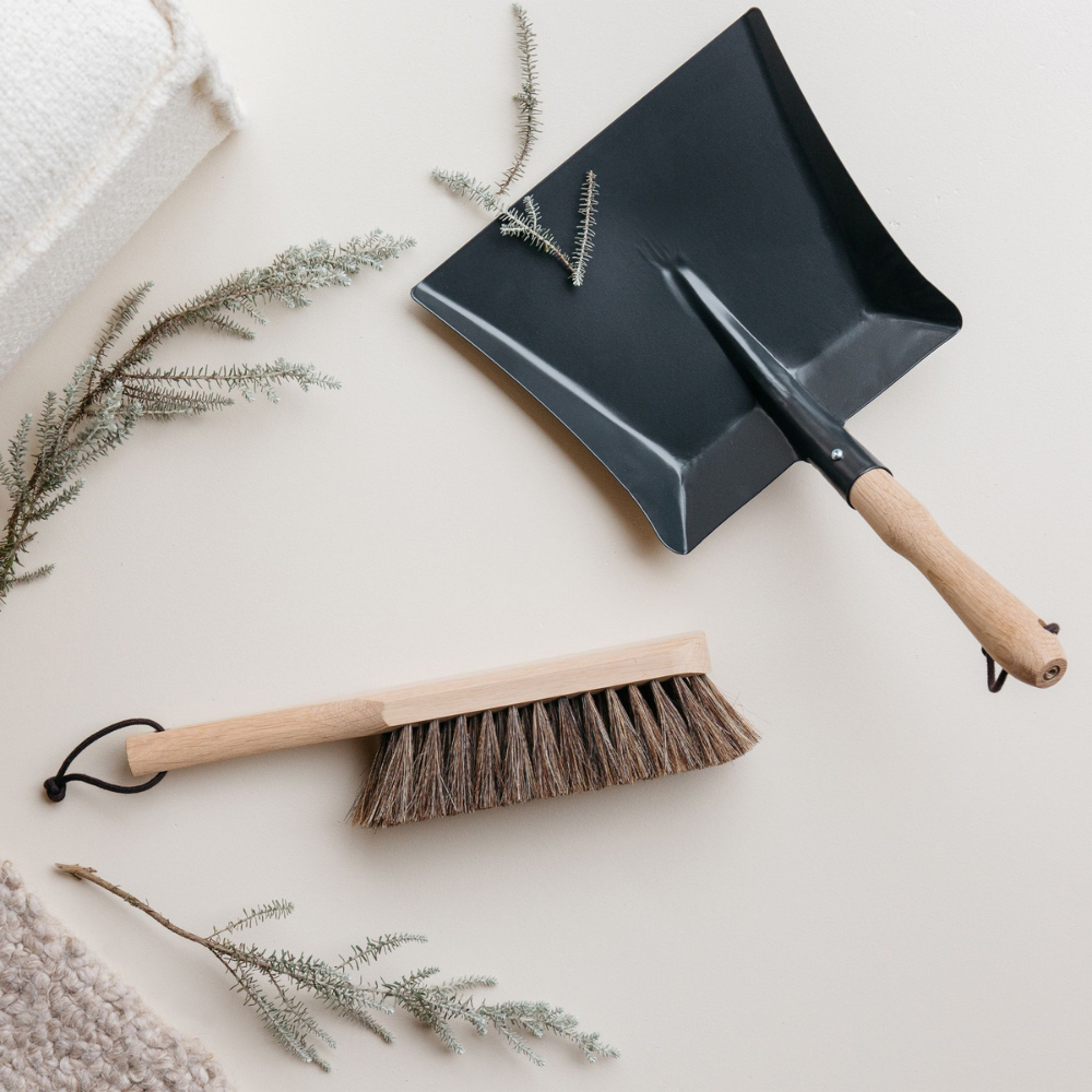 Metal dustpan with beechwood handle
