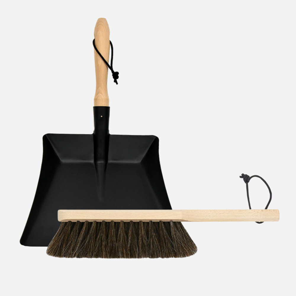 Metal dustpan with beechwood handle