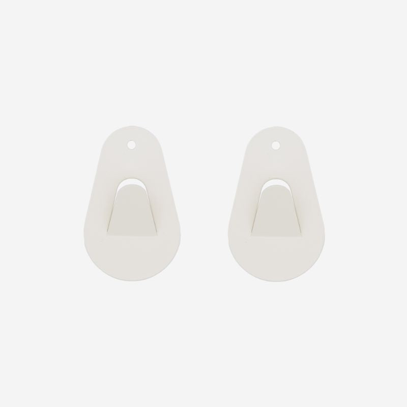 2 wall hooks