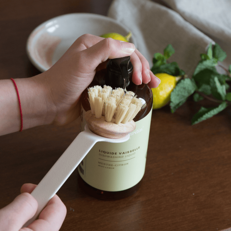 liquide-vaisselle-utilisation-brosse-vaisselle