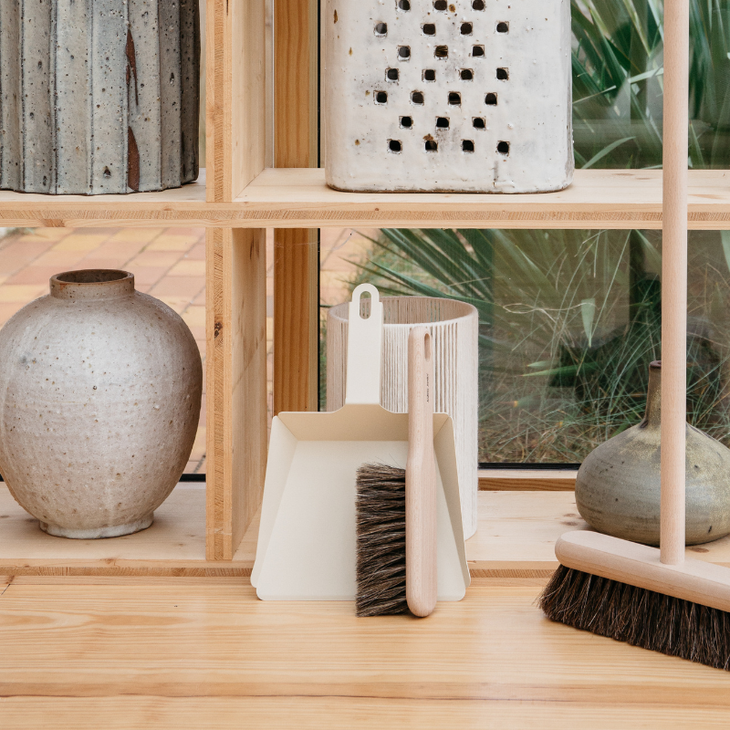 Kehrschaufel und Besenkasten aus Buchenholz von Craft