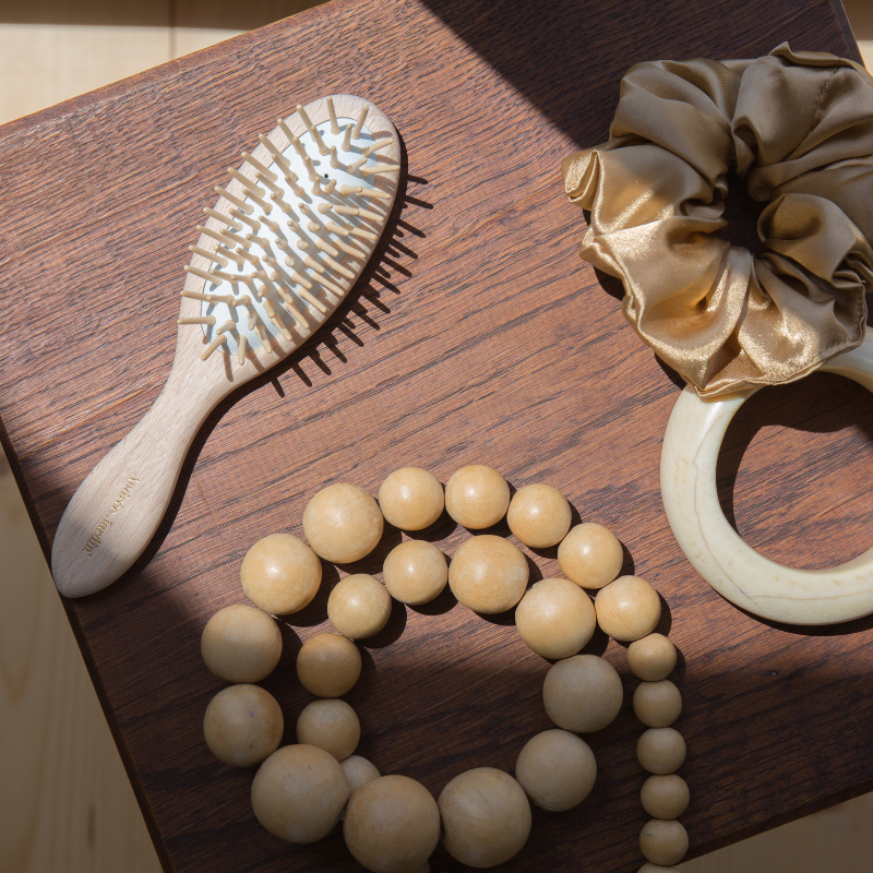 Detangling hair brush