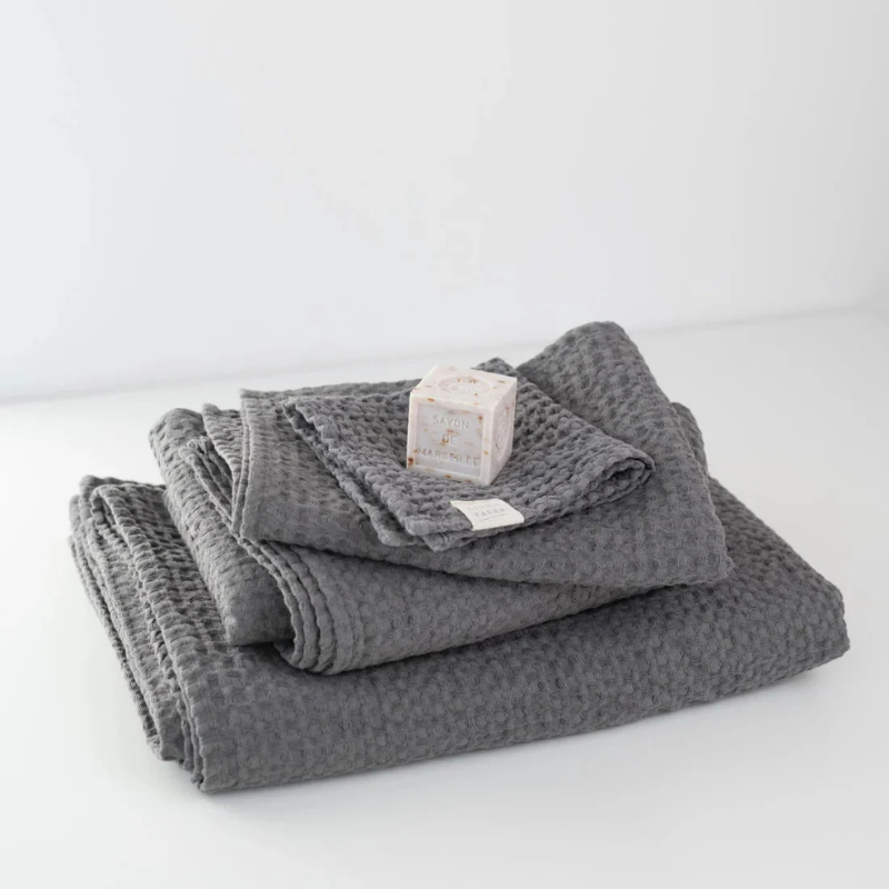 Serviette de bain gaufrée – Gris anthracite