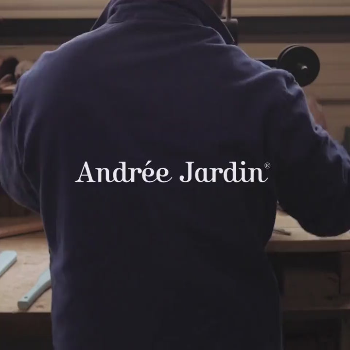 Fabrication artisanale d'une brosse dans l'atelier Andrée Jardin