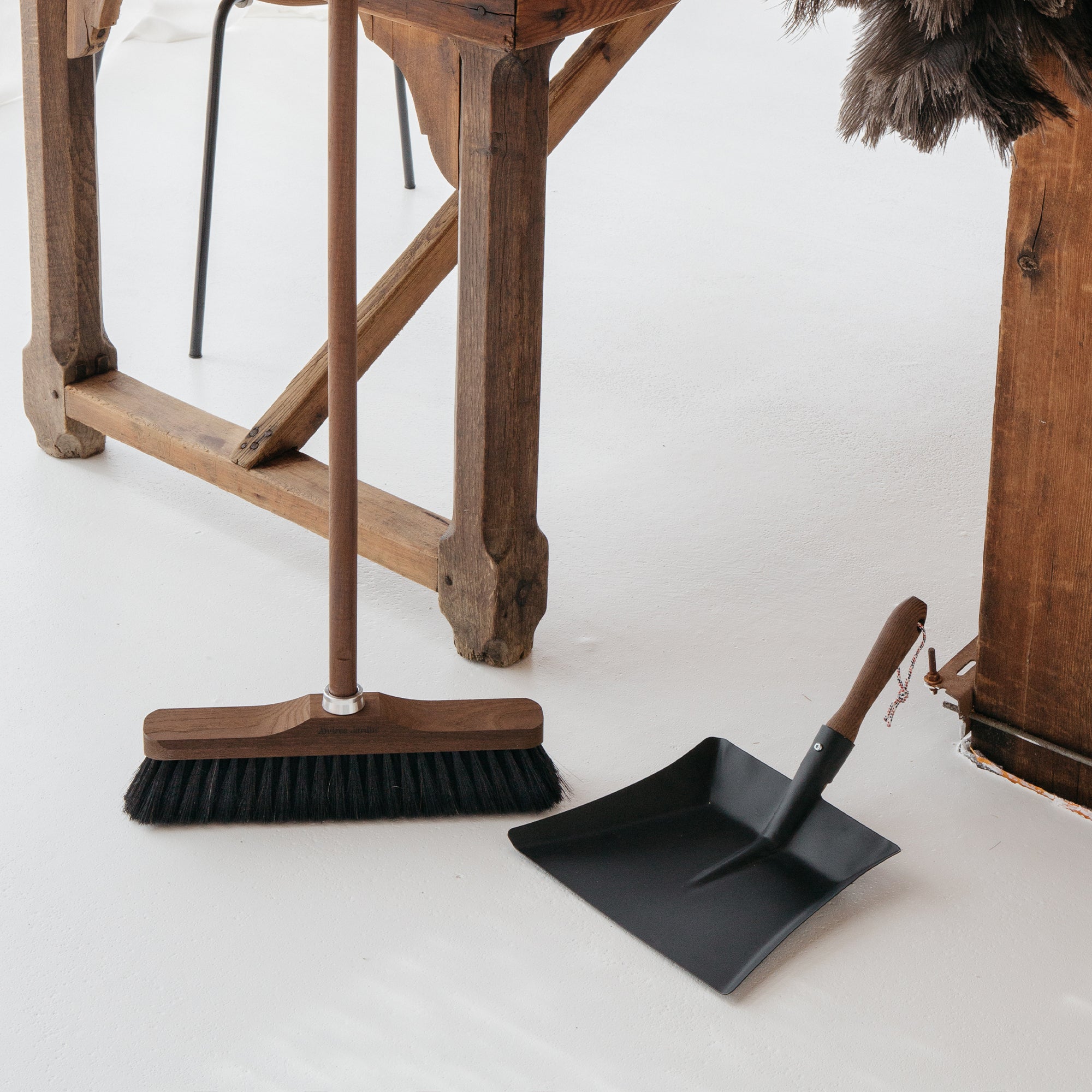 Back metal dustpan with ashwood handle - Andrée Jardin