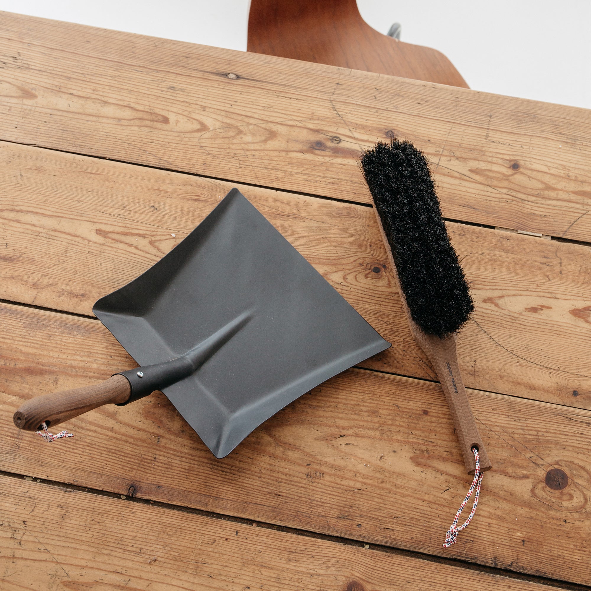 Living Nostalgia Traditional Dustpan & Brush Set – Home Deco London
